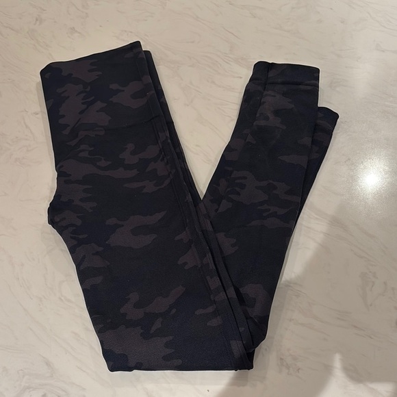 SPANX Camo Leggings with Sleek Fit and Subtle Sheen - Picture 1 of 3